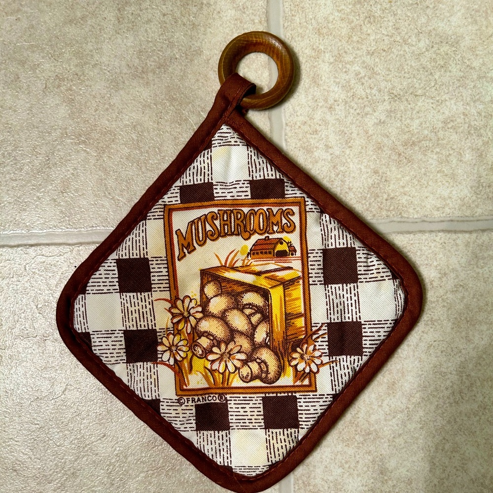 FRANCO VTG Cute Mushroom Wood ring pot holder. No stains or tears.